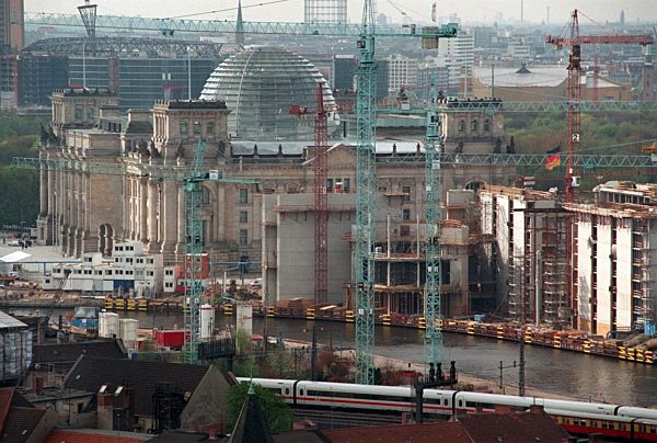 Der Reichstag vor seiner ersten Bundestagssitzung
