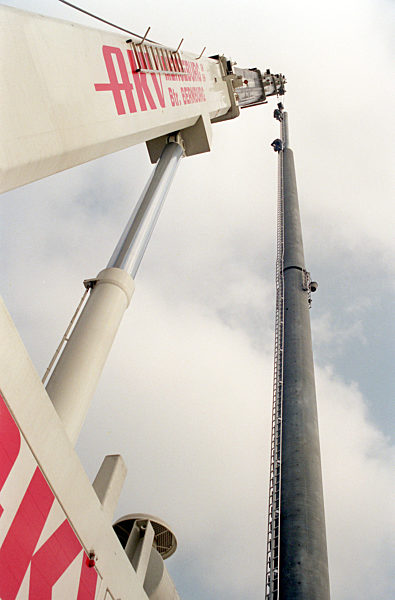 Zur Verbesserung des Funktelefonnetzes wurde Ende September 1992 ein 30...