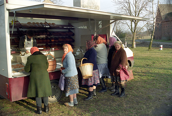 Brot vom mobilen Bäcker (Archivfoto und Text 1993)