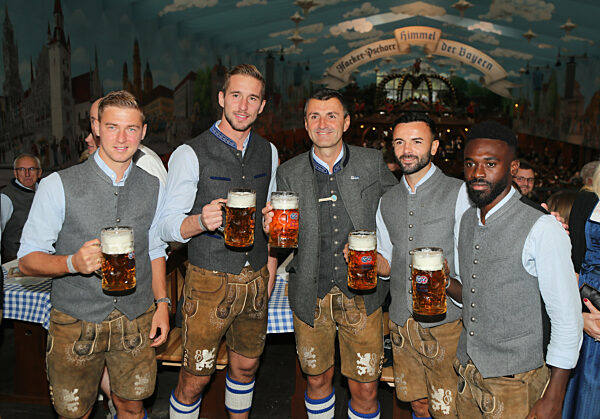 Fussball, Herren, 3.Liga, Saison 2022/2023, TSV 1860 München, Wiesnbesuch, Hacker Festzelt