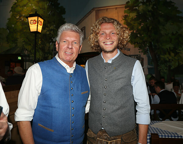 Fussball, Herren, 3.Liga, Saison 2022/2023, TSV 1860 München, Wiesnbesuch, Hacker Festzelt