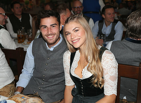 Fussball, Herren, 3.Liga, Saison 2022/2023, TSV 1860 München, Wiesnbesuch, Hacker Festzelt