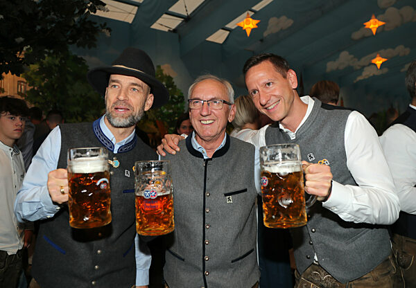 Fussball, Herren, 3.Liga, Saison 2022/2023, TSV 1860 München, Wiesnbesuch, Hacker Festzelt