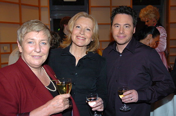 Carmen Thomas (l), Maren Kroymann und Michael "Bully" Herbig feiern nach der...