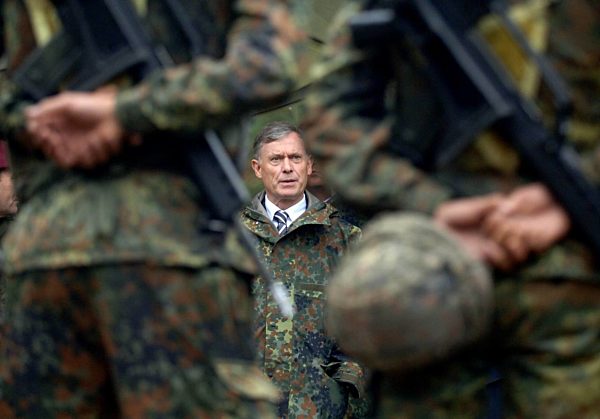 Bundespräsident Horst Köhler (M) steht am Donnerstag (25.08...