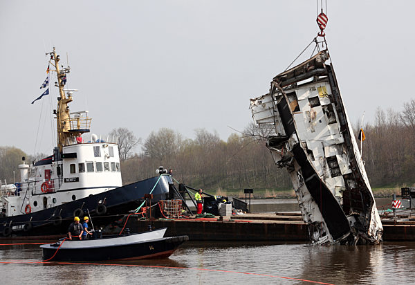 Bergung von Schiffsbrücke im Nord-Ostsee-Kanal