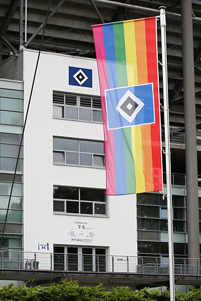 Regenbogenfahnen mit HSV-Logo am Volksparkstadion