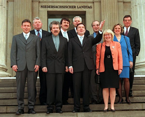 Gerhard Schröder stellt sein neues Kabinett vor