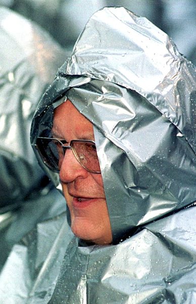 Roman Herzog steht im Regen