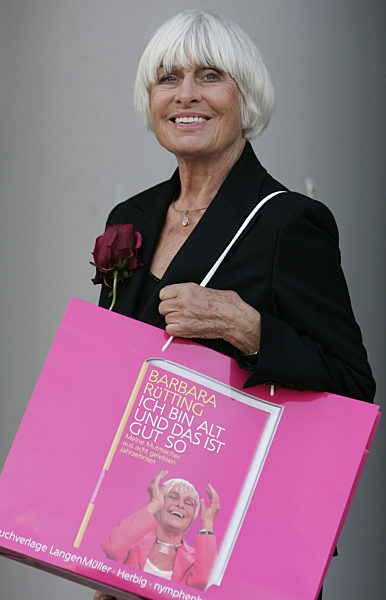 Die deutsche Autorin und Schauspielerin Barbara Rütting trägt am 11.10...
