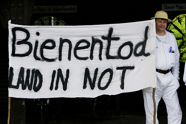 "Bienentod Land in Not" steht auf dem Banner eines Imkers...