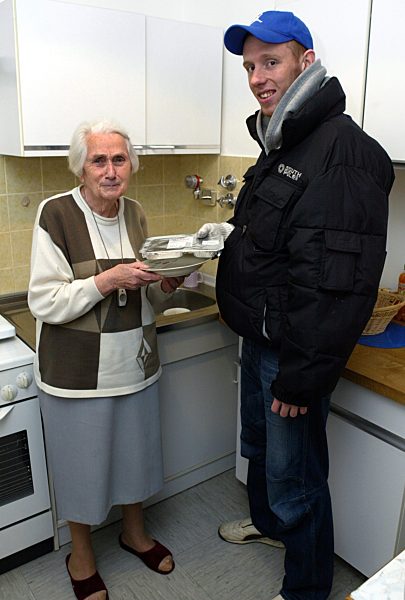 Symbolbild Zivildienst - Hilfskraft für "Essen auf Rädern"