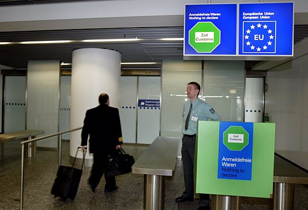 Zoll-Kontrollstelle am Frankfurter Flughafen