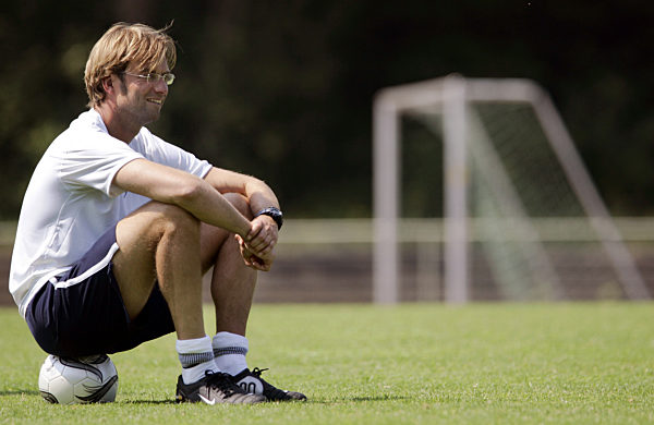 Auf einem Fußball sitzend verfolgt der Trainer des FSV Mainz 05...