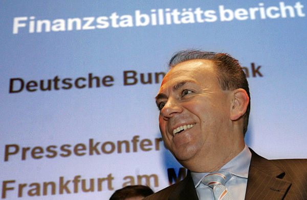 Lachend steht der Präsident der Deutschen Bundesbank, Axel Weber...