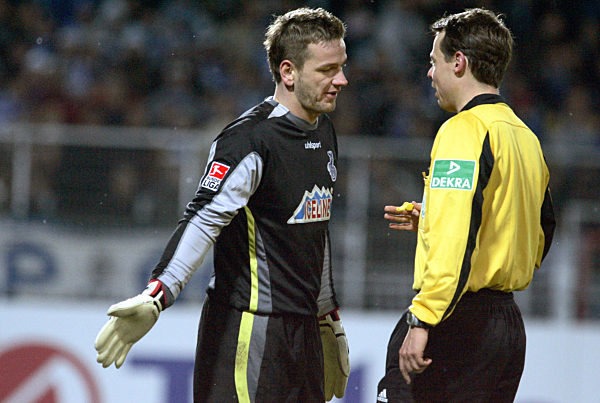 Fußball: MSV-Torwart Georg Koch diskutiert mit Referee Markus Schmidt