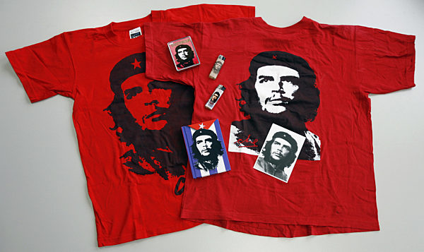 Feuerzeuge, Notizbücher, Postkarten und zwei rote T-Shirts mit immer dem...