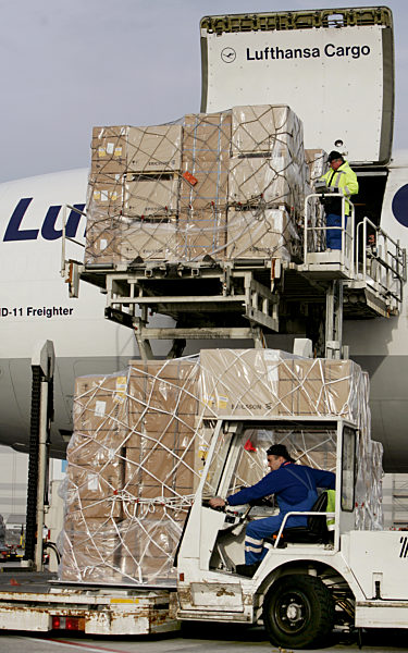 Ein Flugzeug vom Typ MD-11 Freighter der Lufthansa Cargo wird im...