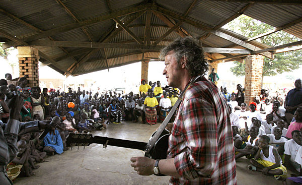 Wolfgang Niedecken besucht Dorf in Uganda