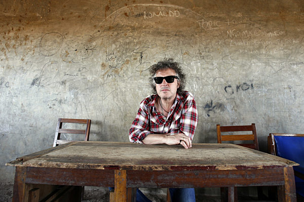 Wolfgang Niedecken besucht Dorf in Uganda