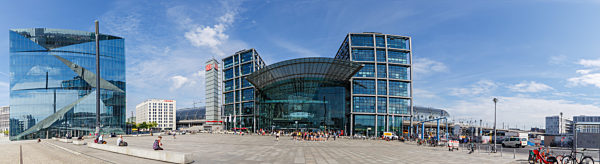 Berlin Hauptbahnhof Hbf Zug Bahn moderne Architektur im Bahnhof in Deutschland Panorama