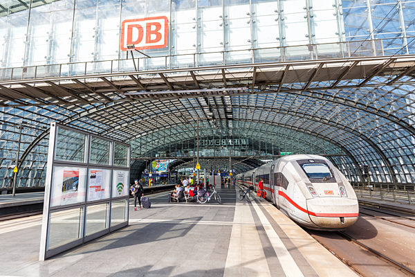 ICE 4 Zug im Bahnhof Berlin Hauptbahnhof Hbf in Deutschland
