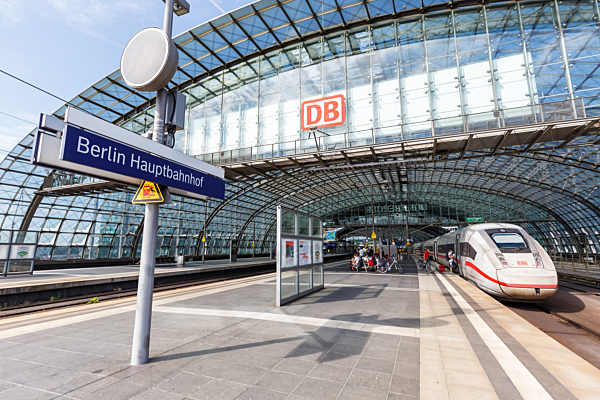 ICE 4 Zug im Bahnhof Berlin Hauptbahnhof Hbf in Deutschland