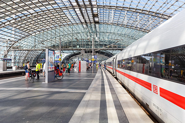 ICE 4 Zug im Bahnhof Berlin Hauptbahnhof Hbf in Deutschland