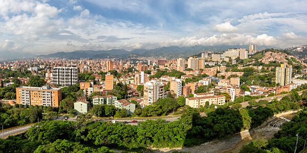 Medellin Stadt Reise reisen Blick auf die Stadtteile Robledo und Los Colores in Kolumbien
