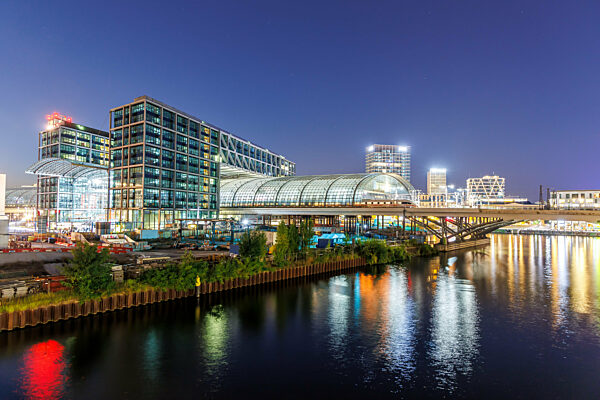 Bahnhof Berlin Hauptbahnhof der Deutsche Bahn DB bei Nacht in Berlin, Deutschland