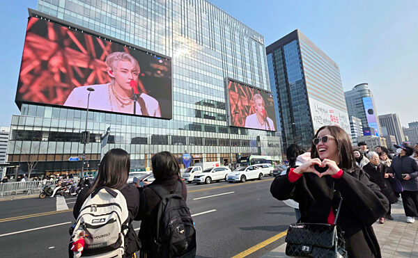 Gwanghwamun crowded with ARMY ahead of BTS comeback concert