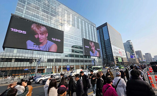 Gwanghwamun crowded with ARMY ahead of BTS comeback concert