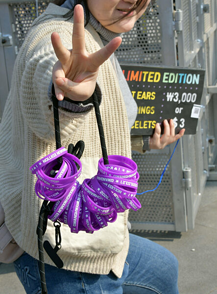 Gwanghwamun crowded with ARMY ahead of BTS comeback concert