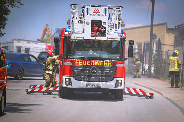 16.06.2023, Wülfrath Kreis Mettmann, Feuerwehreinsatz wegen einem Brand in...