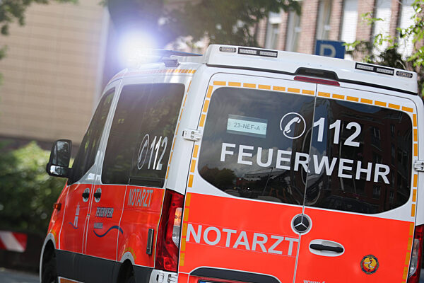 28.06.2023, Hamburg, Ein Notarzt fährt mit Blaulicht durch eine hamburger...