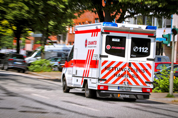 28.06.2023, Hamburg, Ein Krankenwagen der Johanniter fährt mit Blaulicht...