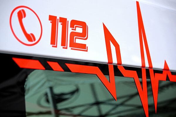 22.07.2023, Bad Harzburg, 112 Notruf Logo auf einem Krankenwagen auf...