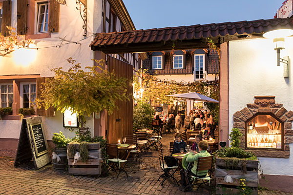 Pfalz: Altstadt von Rhodt unter Rietburg