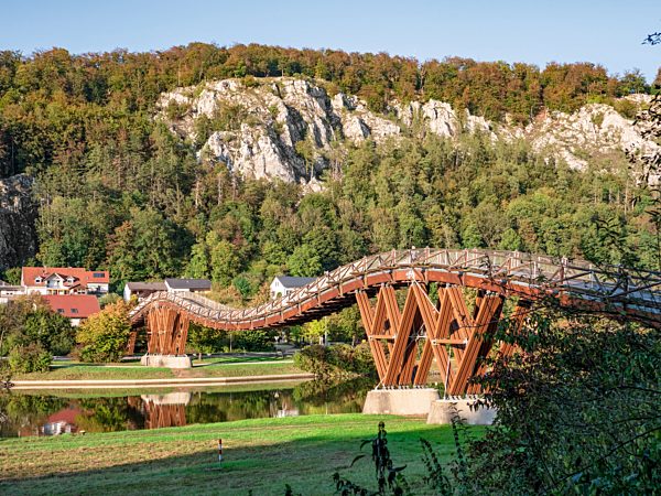 Altmuehltal: Holzbruecke "Tatzelwurm" in Essing