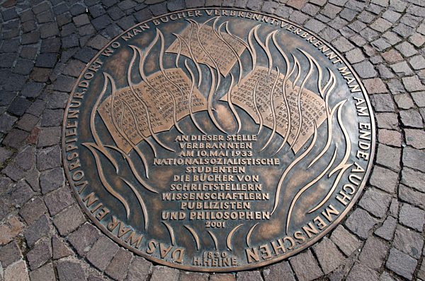 Frankfurt: Gedenktafel auf dem Roemerberg