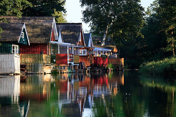 Mecklenburg-Vorpommern: Guestrow, Haeuser am Inselsee