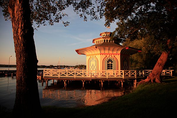 Mecklenburg-Vorpommern: Neustrelitz, Waeschespuelhaeuschen am Zierker See