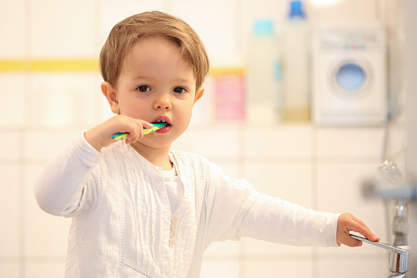 Alltag eines Kleinkindes - Zaehne putzen