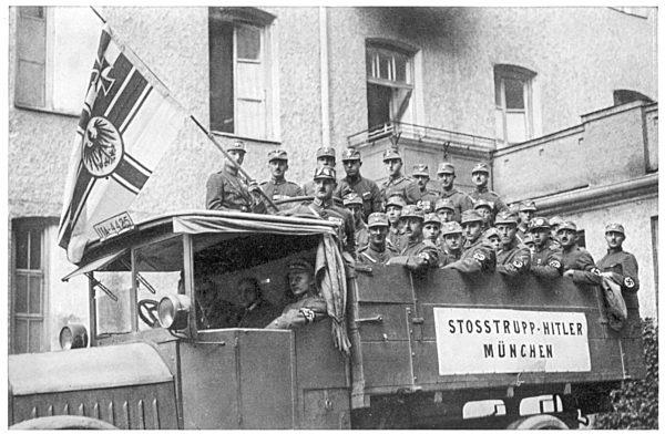 WR - Hitler-Ludendorff-Putsch 1923 Am Abend des 8. November 1923 rief Adolf Hitler, Parteiführer der NSDAP, im Münchner Bürgerbräukeller die "Nationale Revolution" aus. Er erklärte die Reichsregierung für abgesetzt und verkündete eine „provisorische deutsche Nationalregierung“ unter seiner Führung. Der Putsch scheiterte und der von Hitler und Erich Ludendorff angeführte Marsch durch die Münchner Innenstadt endete am 9. November 1923  an der Feldherrnhalle in einer blutigen Auseinandersetzung mit der bayerischen Landespolizei mit Toten und Verwundeten auf beiden Seiten. Die NSDAP wurde reichsweit verboten. Hitler erhielt im Februar 1924 mit fünf Jahren Festungshaft ein vergleichsweise mildes Urteil und kam letztlich bereits nach nur 9 Monaten frei. 
Der gescheiterte Putschversuch wurde später von Hitler in einen heldenhaften Aufstand umgedeutet und begründete den Mythos der „Bluttaufe“ der nationalsozialistischen Bewegung. Die NSDAP-Flagge mit dem Blut der bei dem Putschversuch getöteten Nationalsozialisten, den sogenannten "Blutzeugen der Bewegung", wurde zur Reliquie.