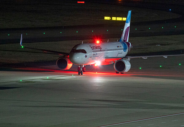 Eurowings-Evakuierungsflieger kommt am Flughafen Köln Bonn an