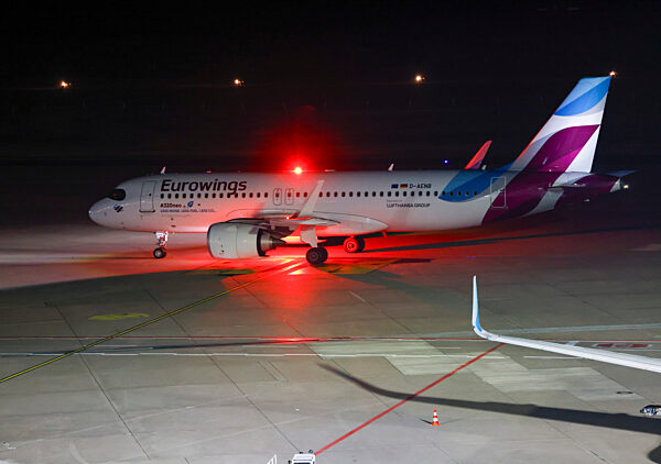 Eurowings-Evakuierungsflieger kommt am Flughafen Köln Bonn an