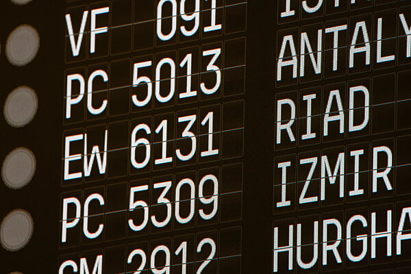 Eurowings-Evakuierungsflieger kommt am Flughafen Köln Bonn an