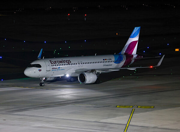 Eurowings-Evakuierungsflieger kommt am Flughafen Köln Bonn an
