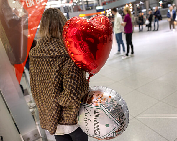 Eurowings-Evakuierungsflieger kommt am Flughafen Köln Bonn an