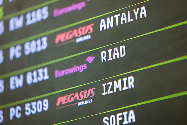 Eurowings-Evakuierungsflieger kommt am Flughafen Köln Bonn an